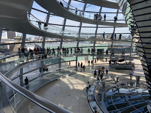 Das Bild zeigt die Kuppel des Reichstagsgebäudes.