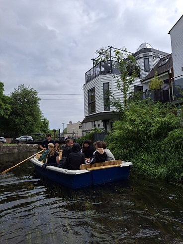 Lernende bei Bootstour