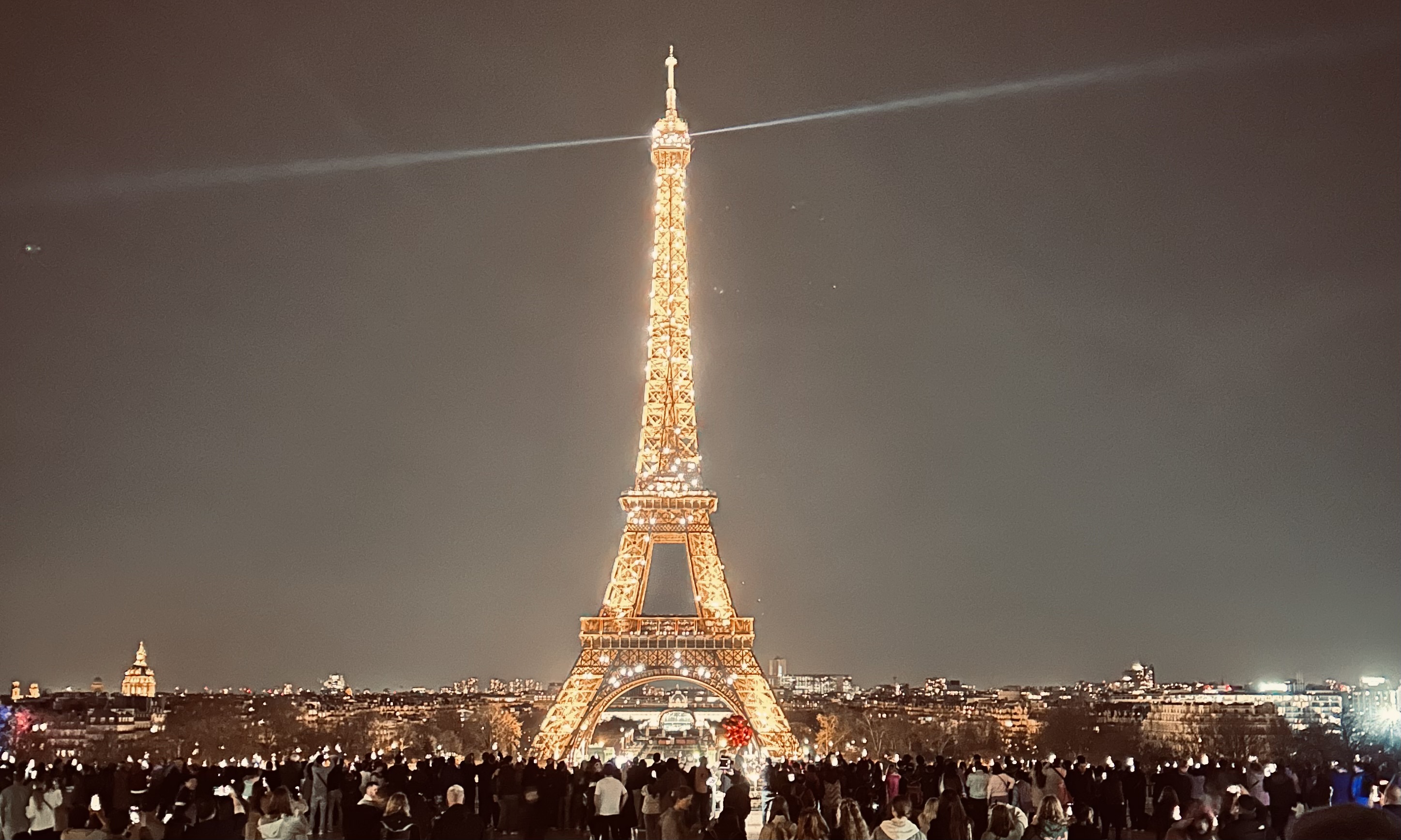 Das Bild zeigt die Teilnehmer der Parisfahrt 2023 vor der Sacre Coeur