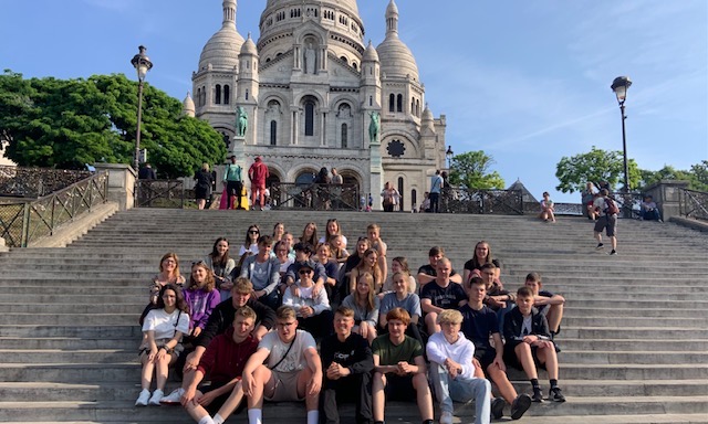 Das Bild zeigt die Teilnehmer der Parisfahrt 2023 vor der Sacre Coeur